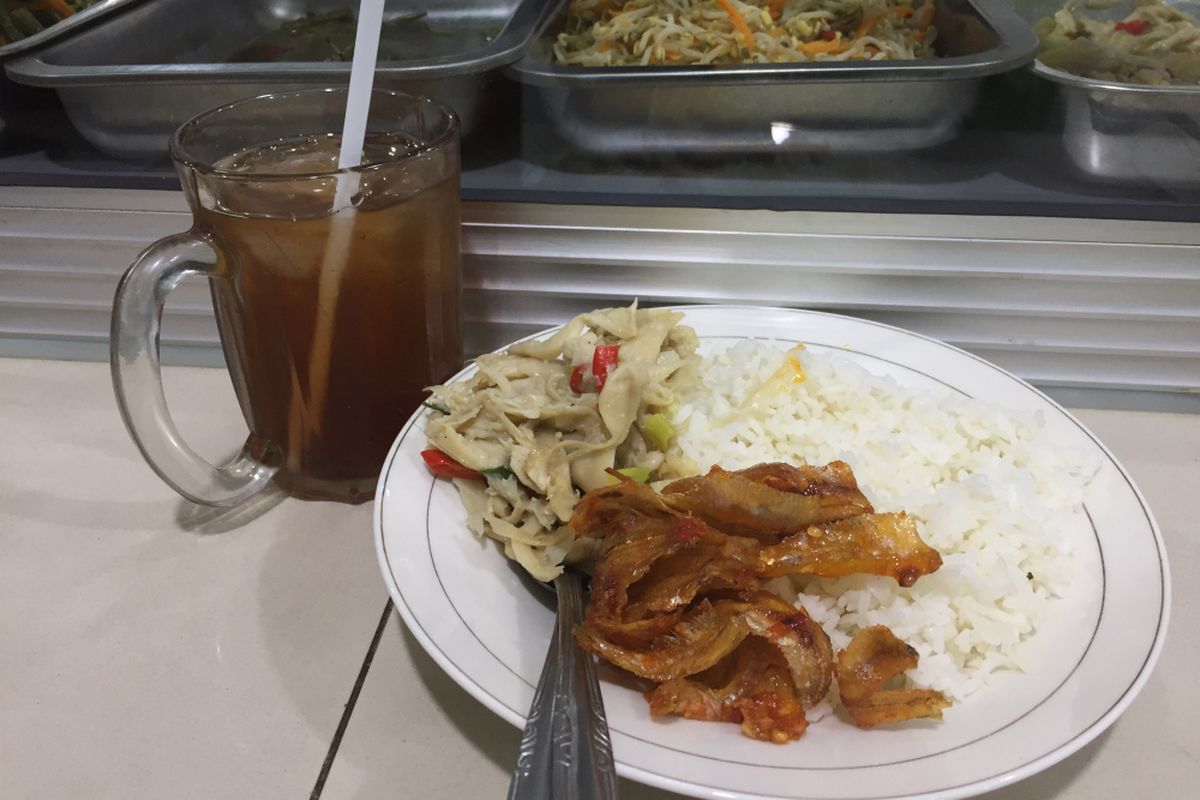 Nasi, ikan kering balado, tumis jamur, dan es teh manis seharga Rp 10.000 di cabang Warteg Kharisma Bahari di Jakarta Barat, Rabu (07/11/2018).