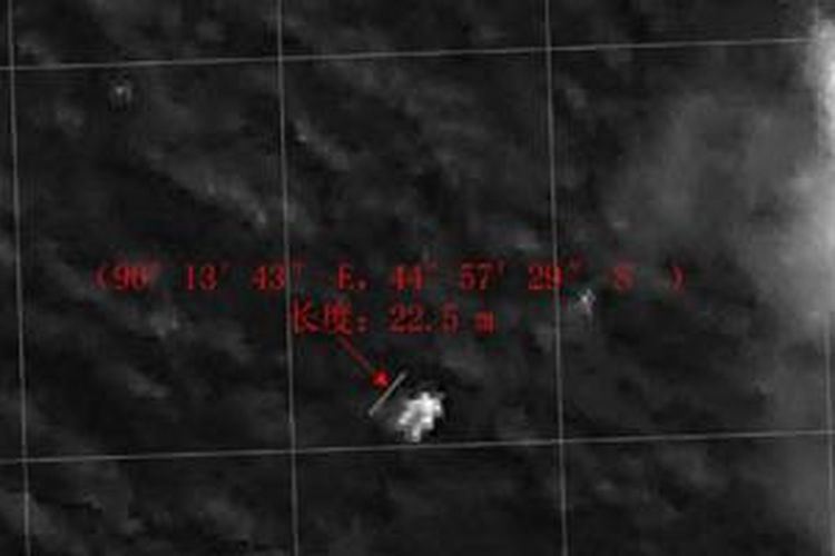 Foto obyek diduga pesawat Malaysia Airlines MH370 yang ditangkap satelit China pada 18 Maret 2014. Foto ini dirilis pemerintah China pada Sabtu (22/3/2014).