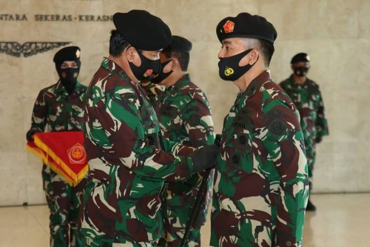 Panglima TNI Marsekal TNI Hadi Tjahjanto memimpin upacara penyerahan jabatan Kepala Badan Intelijen Strategis (Kabais) TNI Marsdya TNI Kisenda Wiranata Kusumah dan serah terima jabatan (sertijab) Kepala Pusat Keuangan (Kapusku) TNI.