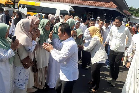 Warga Lumajang Antar Bupati dan Wakilnya Pulang ke Rumah Pribadinya