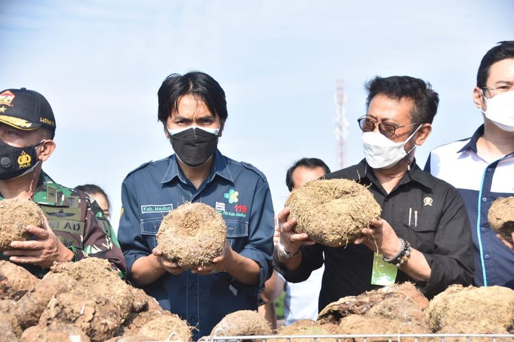 KUNJUNGI--Menteri Pertanian Syahrul Yasin Limpo didampingi Bupati Madiun, Ahmad Dawami mengunjungi salah satu pabrik porang di Madiun, Jawa Timur, Jumat (30/7/2021).