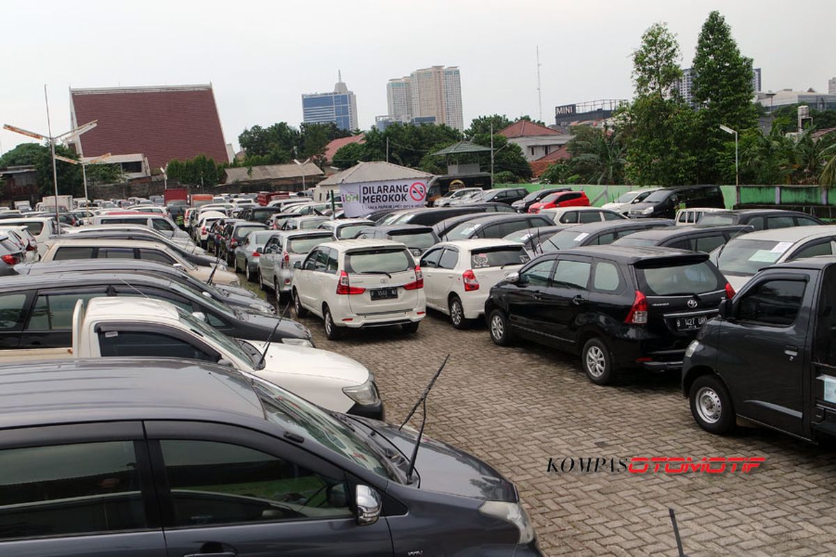 Mobil-mobil di gudang Balai Lelang Ibid.