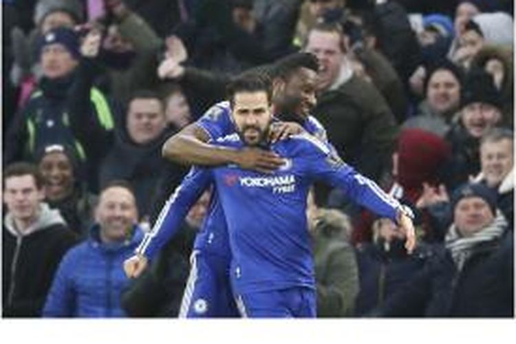 Gelandang Chelsea, Cesc Fabregas (depan), melakukan selebrasi dan mendapat sambutan dari John Obi Mikel, setelah mencetak gol kedua timnya ke gawang Everton pada laga Premier League di Stamford Bridge, Sabtu (16/1/2016). Laga ini berakhir imbang 3-3.