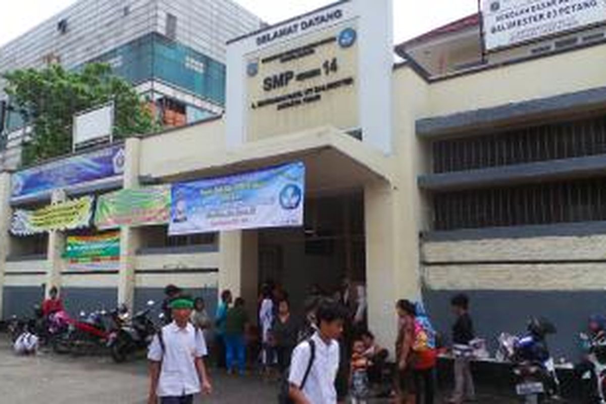 Bangunan SMPN 14 di jalan Matraman Raya, Kecamatan Jatinegara, Jakarta Timur. Senin (15/7/2013).