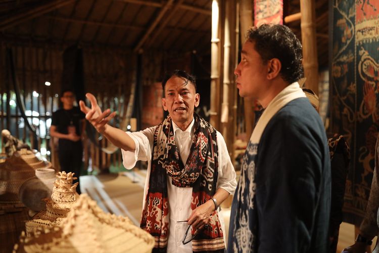 Desainer Edward Hutabarat (kiri) di Rumah Sumba, Candi Borobudur, Rabu (30/11/2022) kalam.