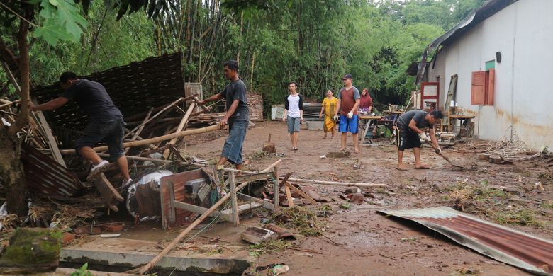 Banjir Bandang Di Jombang 15 Rumah Rusak Dan 2 Jembatan Putus Halaman All Kompas Com