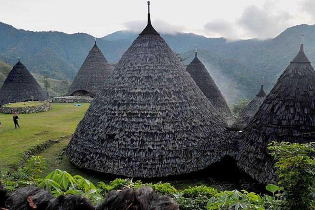 Kampung adat Wae Rebo di Desa Satarlenda, Kecamatan Satar Mese Barat, Manggarai, Nusa Tenggara Timur, Minggu (12/6/2016). Meski semakin dikenal sebagai salah satu destinasi wisata internasional, warga adat Wae Rebo masih mempertahankan tradisi dan kearifan leluhur mereka.