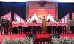 Berikan Beasiswa Perguruan Tinggi Rp 10 Miliar, Bupati Jekek Minta Mahasiswa Turun ke Masyarakat