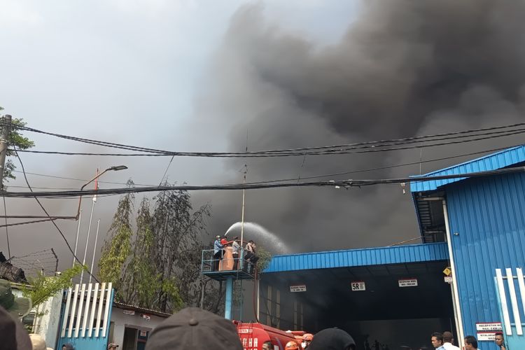 Pabrik Bohlam di Batuceper Tangerang Kebakaran, Asap Muncul dari Area Dekat Limbah