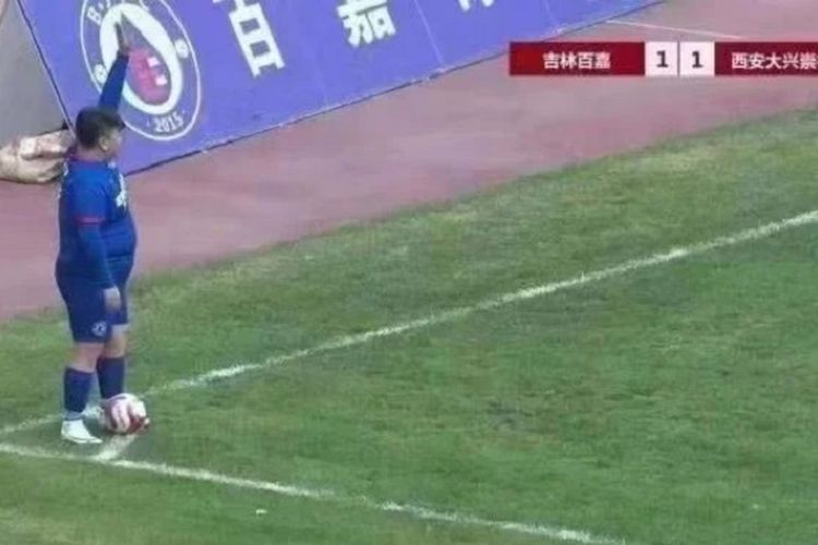 Inilah aksi ketika anak He Shihua, seorang pengusaha China, bermain dalam salah satu laga China League One. He disebut membeli klub Zibo Cuju supaya dia dan putranya yang berbobot 126 kg bisa ikut bermain.