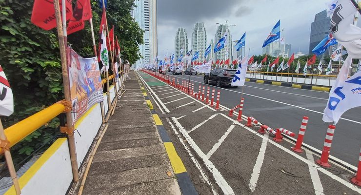 Banyak APK Terpasang di Jembatan Ciliwung Cokroaminoto, Pejalan Kaki: Sumpek! 