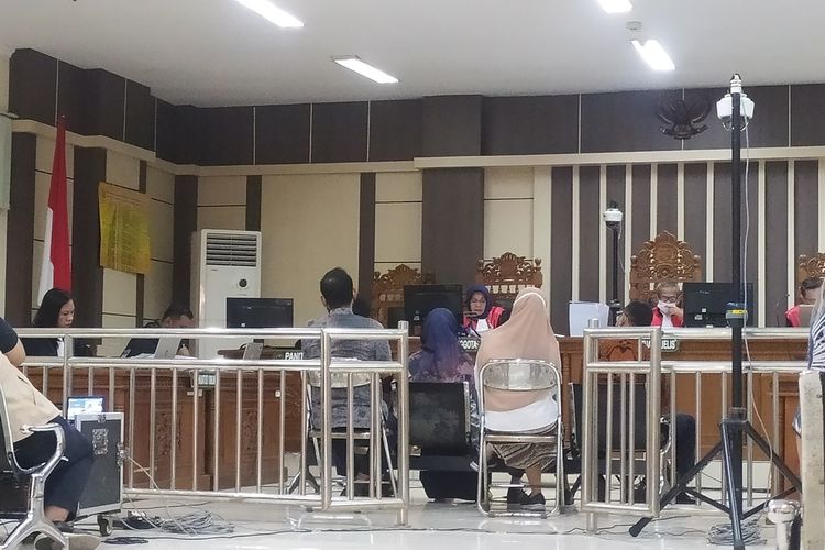 Kasus dugaan suap terhadap pejabat Direktorat Jenderal Perkeretaapian Kementerian Perhubungan dengan terdakwa Direktur PT Istana Putra Agung Dion Renato Sugiarto di Pengadilan Tipikor Semarang, Jateng 