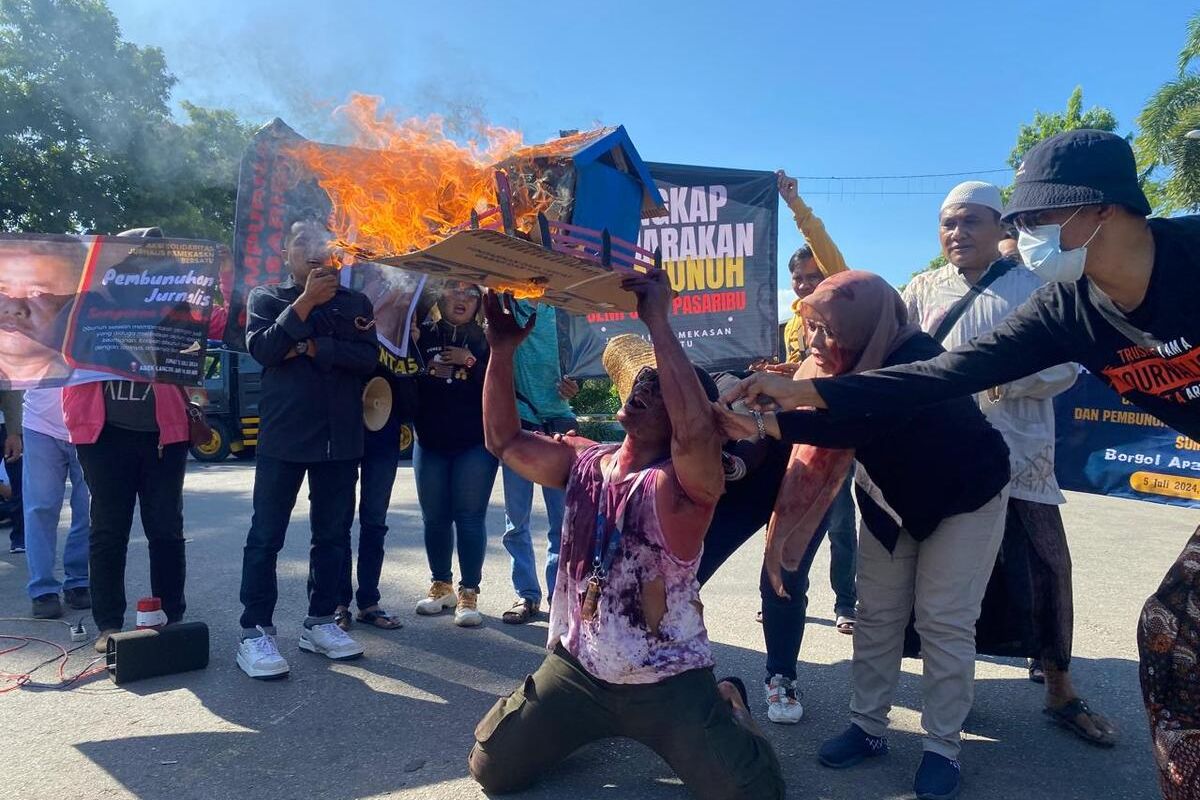 Aksi teatrikal jurnalis di Kabupaten Pamekasan, Jawa Timur, Jumat (5/7/2024) terkait dengan kasus pembakaran rumah Rico Sempurna Pasaribu, yang diduga ada keterlibatan dengan aparat keamanan.