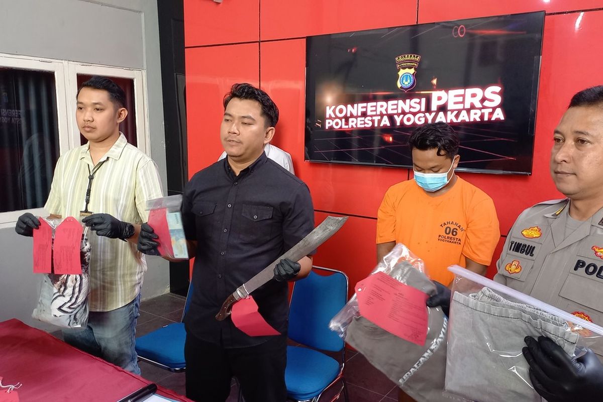 Polisi perlihatkan barang bukti yang digunakan untuk membacok korban, Rabu (16/8/2023)