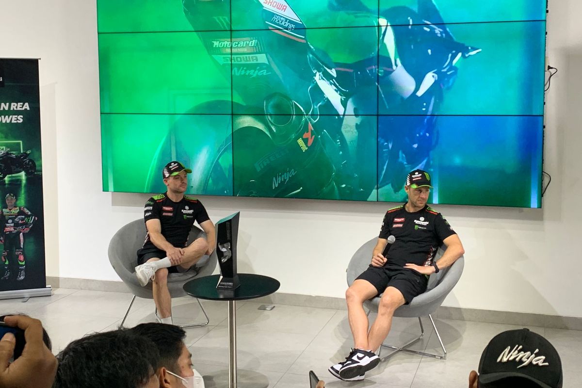 Pebalap Kawasaki Racing Team Jonathan Rea dan Alex Lowes sapa penggemarnya di Jakarta, sebelum WSBK Mandalika (7/11/2022).