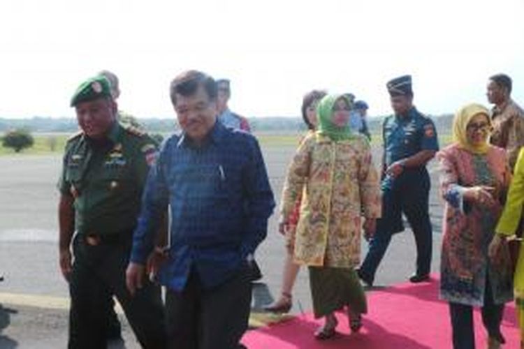 Wakil Presiden Jusuf Kalla setibanya di Pangkalan Udara TNI Aangkatan Udara Adhi Soemarmo, Solo, Jawa Tengah, Kamis (11/6/2015).
