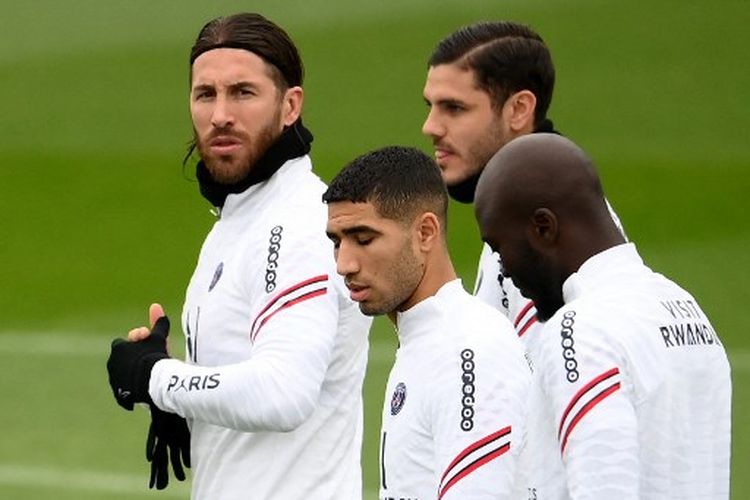 Sergio Ramos (kiri) ketika berlatih bersama skuad PSG di Camp des Loges training ground pada Jumat (19/11/2021).