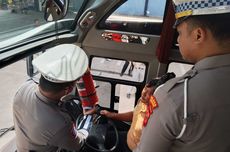 Polisi Temukan Ban Tertancap Paku Saat Periksa Bus Jelang Nataru di Karawang