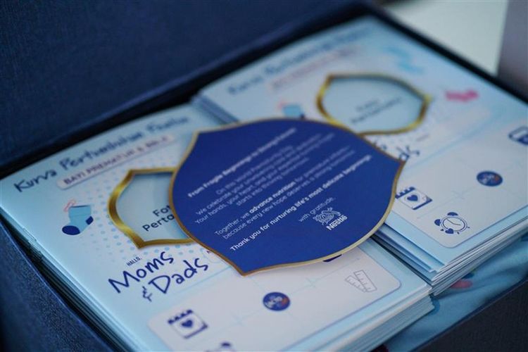 Sebagai simbol kasih dan dedikasi yang merepresentasikan kehangatan dan kedekatan ibu dan bayi, sebanyak 200 rumah sakit menerima Little Bundle of Hope, berisi baju kanguru dan Booklet Grafik Fenton sebagai simbol kasih dan dedikasi dalam mendukung penerapan metode Kangaroo Care, yang membantu menjaga kehangatan dan kedekatan antara ibu dan bayi.