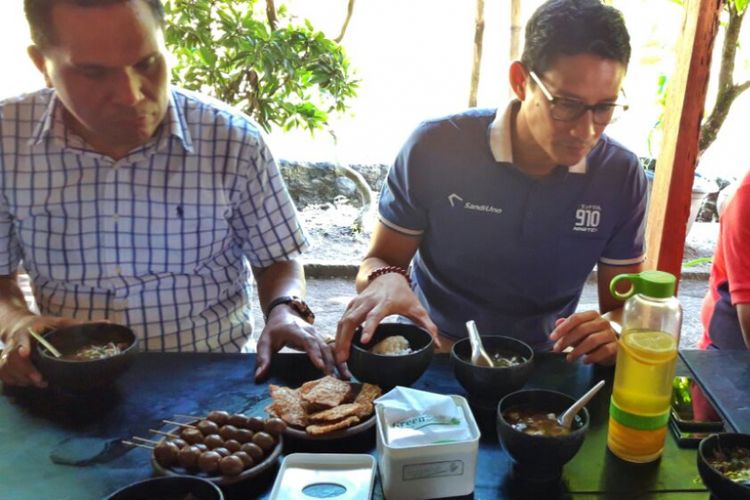 Cawapres nomor urut 02, Sandiaga Uno, saat sarapan pagi Soto Bathok di sela kunjungannya di Yogyakarta, Jumat (16/11/2018).