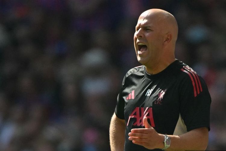 Pelatih Liverpool, Arne Slot, menyoroti soal kinerja lini belakang The Reds dalam aspek bertahan seusai kekalahan di partai Community Shield 2025. Crystal Palace keluar sebagai juara Community Shield 2025 setelah menundukkan Liverpool melalui adu penalti dengan skor 3-2 di Stadion Wembley, Minggu (10/8/2025) malam waktu setempat.
