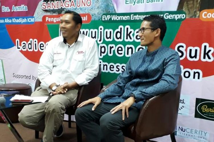 Calon wakil gubernur DKI nomor pemilihan tiga Sandiaga Uno (kanan foto) dalam sebuah acara talk show di Pulogadung, Jakarta Timur. Senin (23/1/2017)