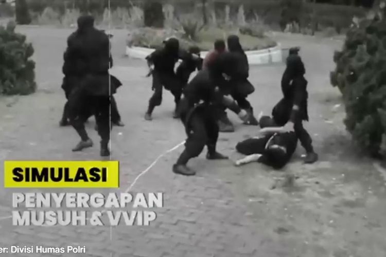 Sekelompok anak muda tengah dilatih jaringan teroris Jemaah Islamiyah.