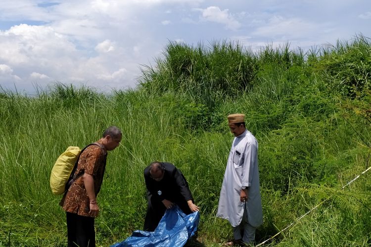 Saat keluarga Iwan Boedi Prasetijo mendatangi lokasi pembunuhan di kawasan Pantai Marina Semarang