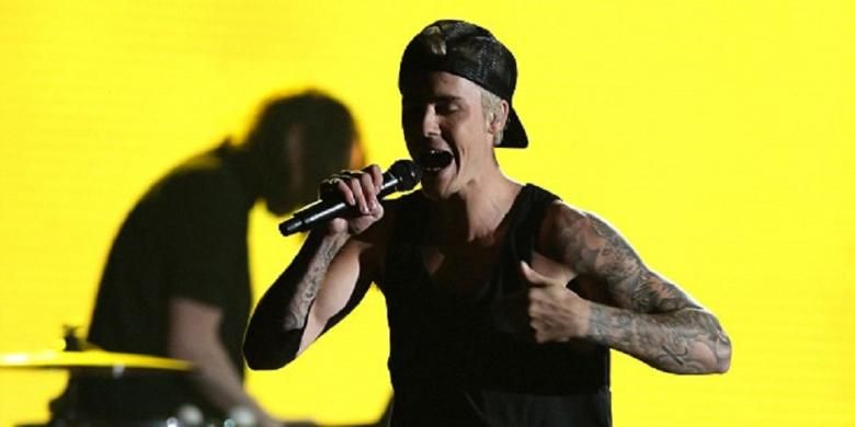 Justin Bieber tampil di panggung Grammy Awards 2016 di Staples Center, Los Angeles, Senin (15/2/2016).