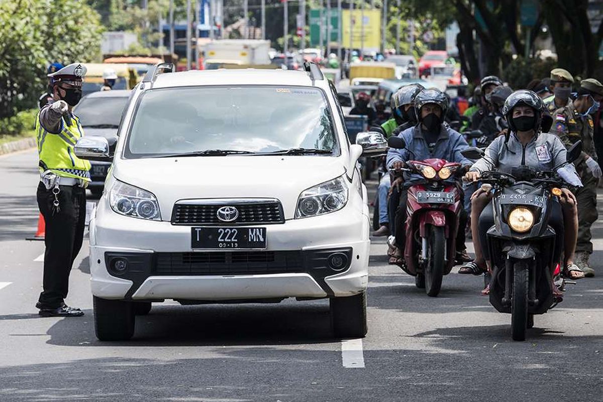 Petugas gabungan mengatur lalu lintas kendaraan dari luar kota saat penerapan pembatasan sosial berskala besar (PSBB) di Pasteur, Bandung, Jawa Barat, Rabu (22/4/2020). Pemeriksaan tersebut dilakukan untuk mengingatkan masyarakat agar menerapkan PSBB selama 14 hari dalam rangka percepatan penanganan Covid-19.