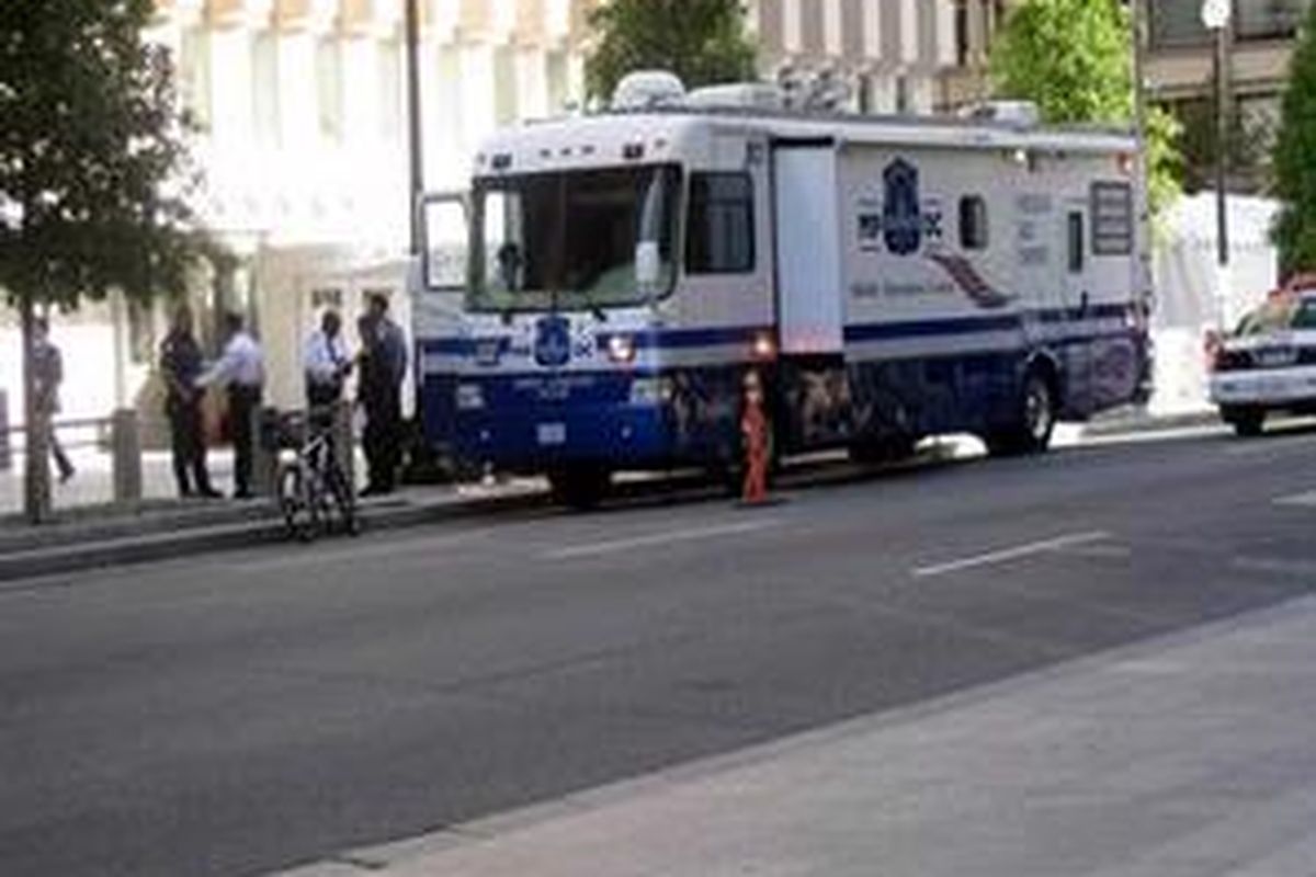 Selama diselenggarakan pertemuan tahunan Bank Dunia-Dana Moneter Internasional (IMF) tanggal 10-13 Oktober 2008 di Washington DC, Amerika, jalan-jalan di sekitar Gedung IMF dan Bank Dunia ditutup dan dijaga ketat petugas keamanan.