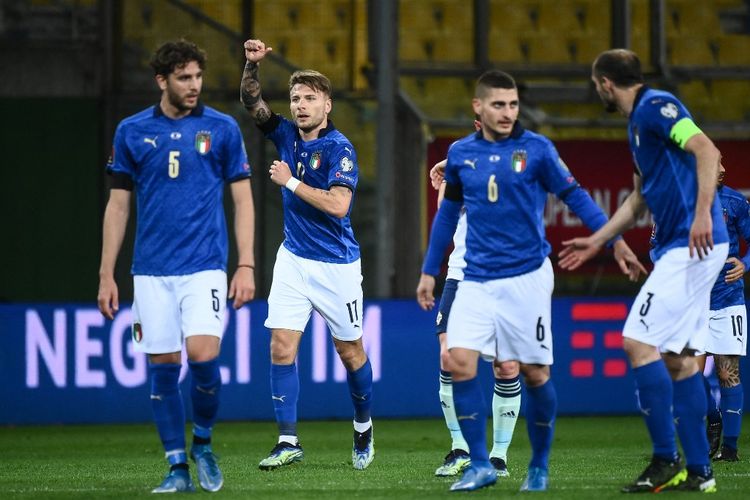 Penyerang Timnas Italia, Ciro Immobile, merayakan golnya pada laga Kualifikasi Piala Dunia 2022 kontra Irlandia Utara di Stadion Ennio-Tardini, Parma, pada 25 Maret 2021.