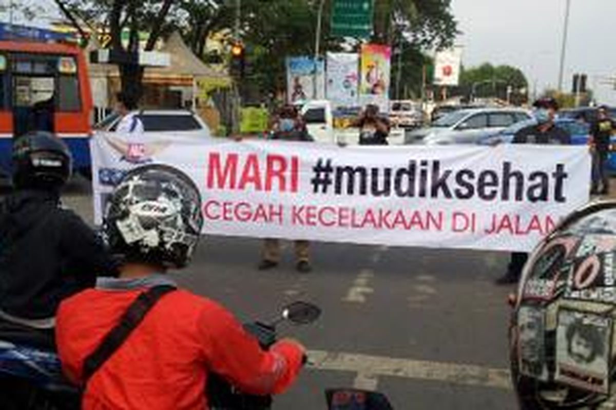 Kampanye mudik sehat yang dilakukan gabungan lima komunitas. Tujuannya, menyadarkan masyarakat bahwa keselamatan di jalan raya adalah prioritas.