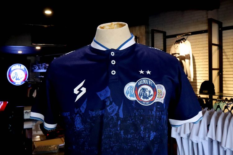 Arema FC meluncurkan jersey spesial dengan tiga logo sekaligus. Tiga logo tersebut terdiri dari logo Arema ketika juara Galatama 1993, logo Arema Indonesia saat juara Liga Indonesia tahun 2010 dan ditengah ada logo Arema FC saat ini.