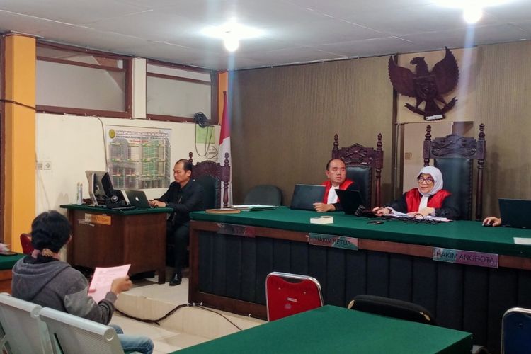 Sidang kasus pembakaran bendera parpol di Kota Malang, Jawa Timur di Pengadilan Negeri Malang Kelas IA.