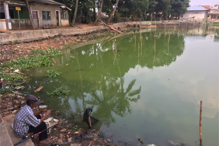 Tatah, salah satu warga Depok yang hobi memancing di Situ Rawa Kalong, Jumat (19/10/2018).