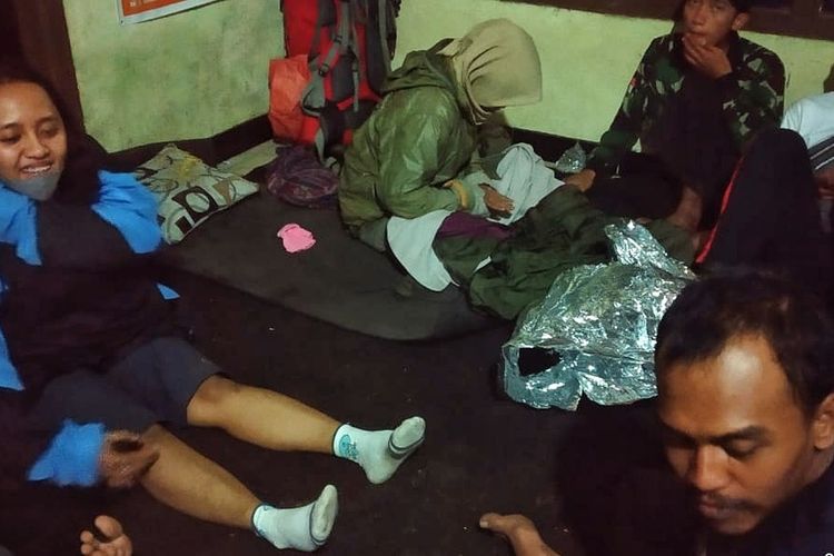 Tiga pendaki dievakuasi ke posko induk Gunung Slamet via Bambangan, Purbalingga, Jawa Tengah karena mengalami cidera kaki dan gejala hypothermia, Minggu (22/11/2020).