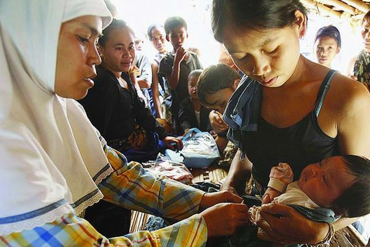 Bidan desa berperan penting dalam peningkatan kesehatan reproduksi perempuan dan kesehatan anak. Keberadaan bidan desa seperti Ros di kawasan Baduy Luar, Kanekes, Lebak, Banten, tergantung dari inisiatif pemda.