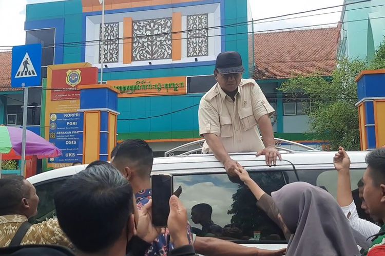 Menteri Pertahanan, Prabowo Subianto saat bersalaman dengan warga usai melakukan kunjungan ke Kabupaten Blora, Jawa Tengah, Kamis (18/1/2024)