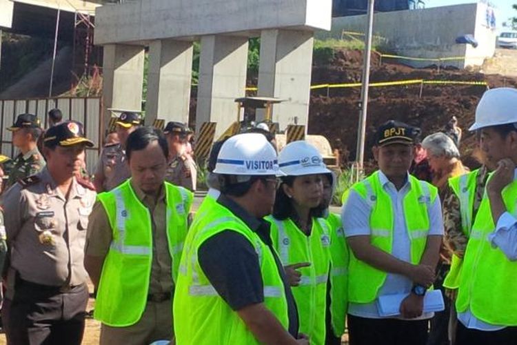 Presiden Joko Widodo saat meninjau proyek tol Bogor-Ciawi-Sukabumi pada Selasa (21/6/2016).