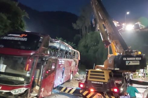 Penumpang di Belakang Kemudi Bus yang Jatuh di Sungai Guci Tegal Duga Getaran Mesin Jadi Penyebab Bus Jalan Sendiri