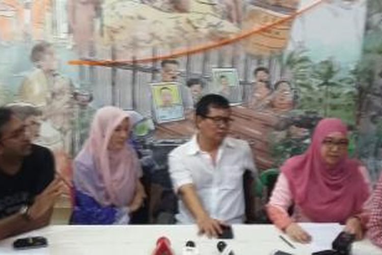 Nurul Izzah dan Nurul Iman, putri pemimpin oposisi Malaysia, Anwar Ibrahim, saat menghadiri konferensi pers di Sekretariat Komisi untuk Orang Hilang dan Korban Tindak Kekerasan (Kontras), Jakarta Pusat, Sabtu (4/4/2015).