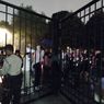 Pulang dari Konser Blackpink, Penonton Tertahan di Gate 6 GBK Sambil Diguyur Hujan