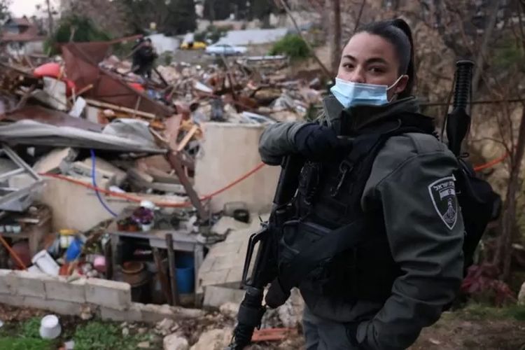 Personel keamanan Israel berjaga di lokasi rumah warga Palestina yang dirubuhkan di kawasan Sheikh Jarrah, Yerusalem Timur, pada 19 Januari 2022.
