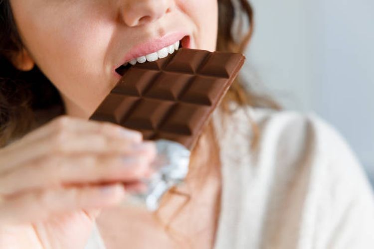 Dampak negatif mengonsumsi cokelat terhadap asam lambung.
