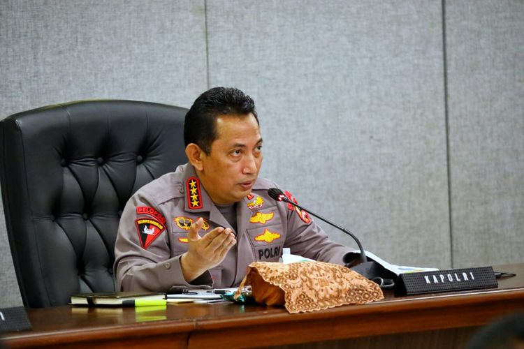 Kepala Kepolisian Negara Republik Indonesia (Kapolri) Jenderal Listyo Sigit Prabowo di kantornya, Jakarra, Minggu (10/4/2022). Foto: Divisi Humas Polri