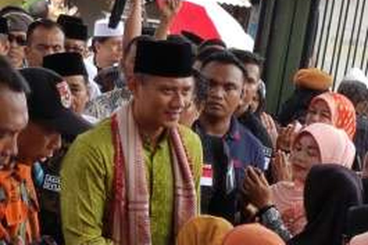 Calon gubernur DKI Jakarta nomor satu Agus Harimurti Yudhoyono saat hadir dalam peresmian posko simpatisan pendukungnya di wilayah Jagakarsa, Jakarta Selatan, Jumat (25/11/2016). 