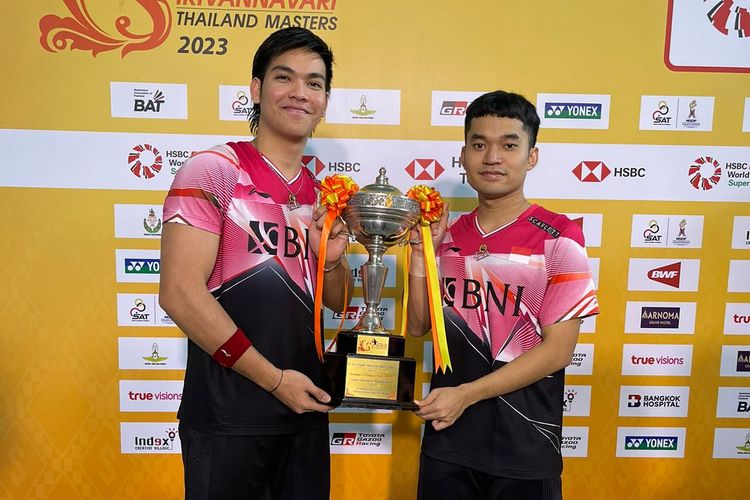 Ganda putra Indonesia, Leo Rolly Carnando/Daniel Marthin, menjadi juara Thailand Masters 2023 usai menang 21-16, 21-17 atas Su Ching Heng/Ye Hong Wei (Taiwan) di Nimibutr Arena, Bangkok, Minggu (5/2/2023). 