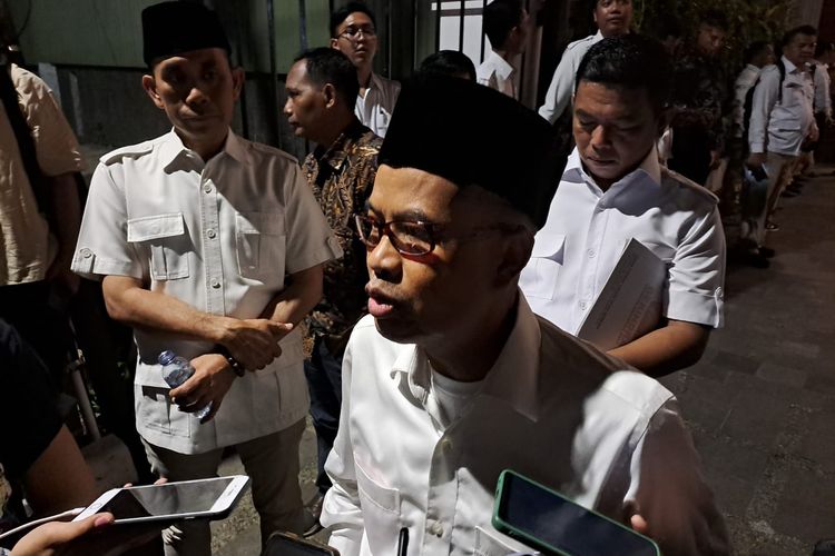Wakil Ketua Dewan Pembina Partai Gerindra Desmond J Mahesa saat ditemui di rumah Prabowo Subianto, Jalan Kertanegara, Jakarta Selatan, Kamis (27/4/2023) malam. 