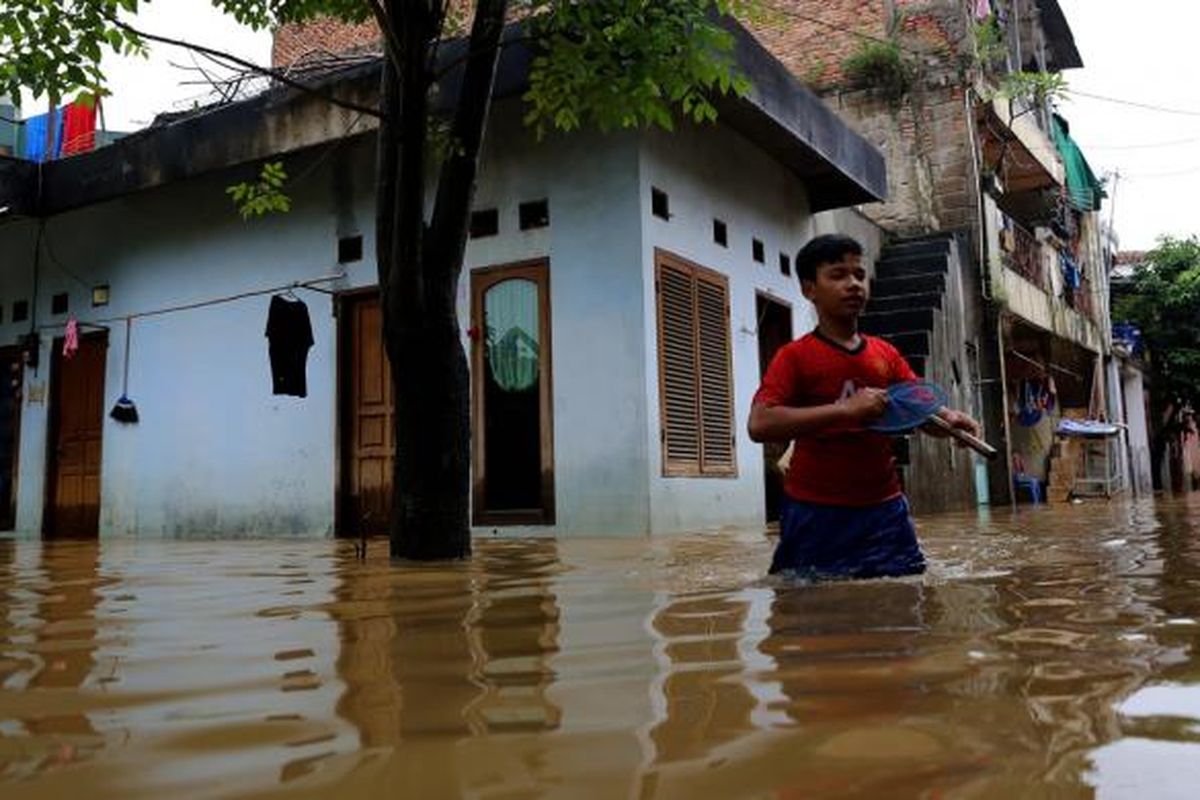 Suasana kawasan permukiman terendam banjir di Kelurahan Cipinang Melayu, Kecamatan Makasar, Jakarta Timur, Senin (20/2/2017). Banjir kerap terjadi menyusul meluapnya Kali Sunter yang melintasi Cipinang Melayu, ditambah, curah hujan yang tinggi sepanjang hari kemarin.